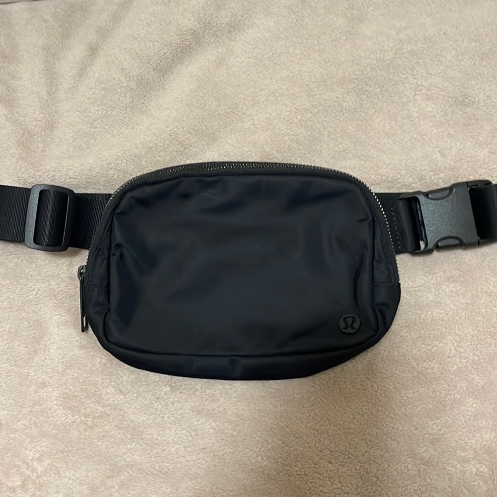 Older Model Lululemon Everywhere Belt Bag